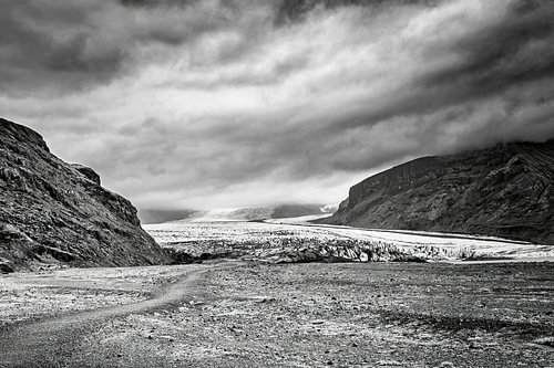 Vatnajökull – A glacier amongst the mountains