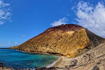 Montana Amarilla, Playa de la Cocina (La Graciosa) by Peter Balan