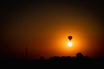Luchtballon bij zonsondergang van Peter Lammers