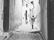 Spielende Kinder in den Straßen von Fez | Marokko von Stories by Pien Miniaturansicht