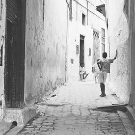 Spelende kinderen op de straten van Fez | Marokko | van Stories by Pien