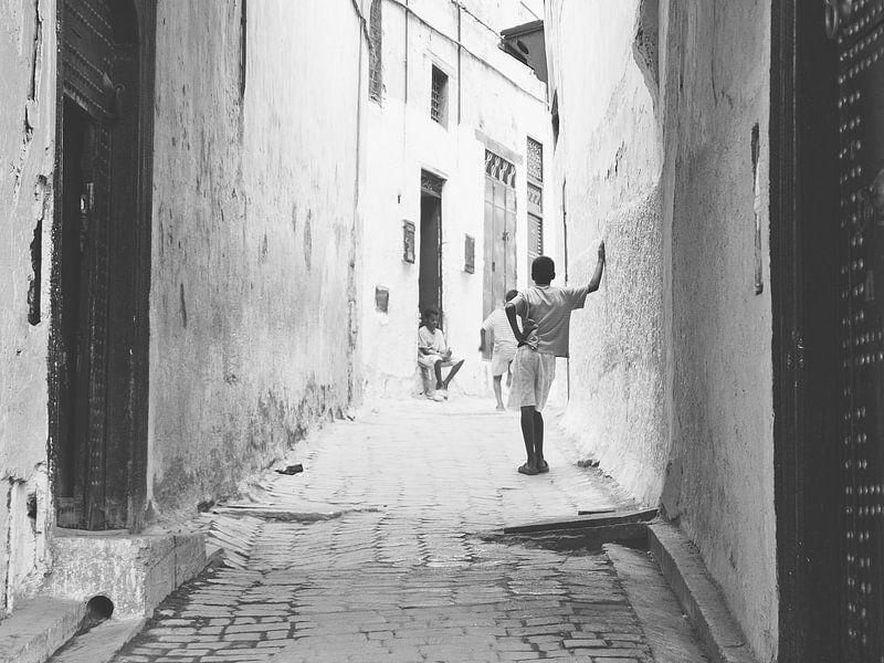 Spielende Kinder in den Straßen von Fez | Marokko von Stories by Pien