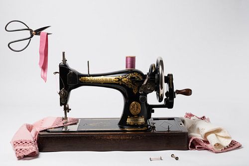 Stilleven / Vintage, zwarte handnaaimachine