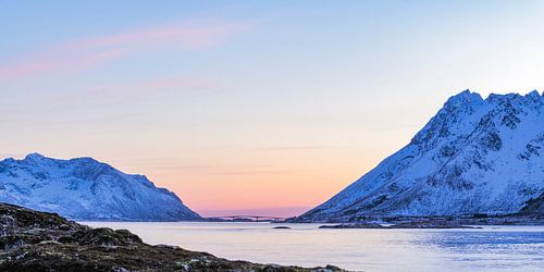 Uitzicht op Sydalspollen Fjord tijdens zonsondergang in de Lofoten