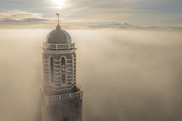 Peperbus kerktoren in Zwolle boven de mist van Sjoerd van der Wal Fotografie