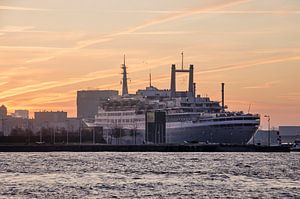 Sonnenaufgang über der SS Rotterdam