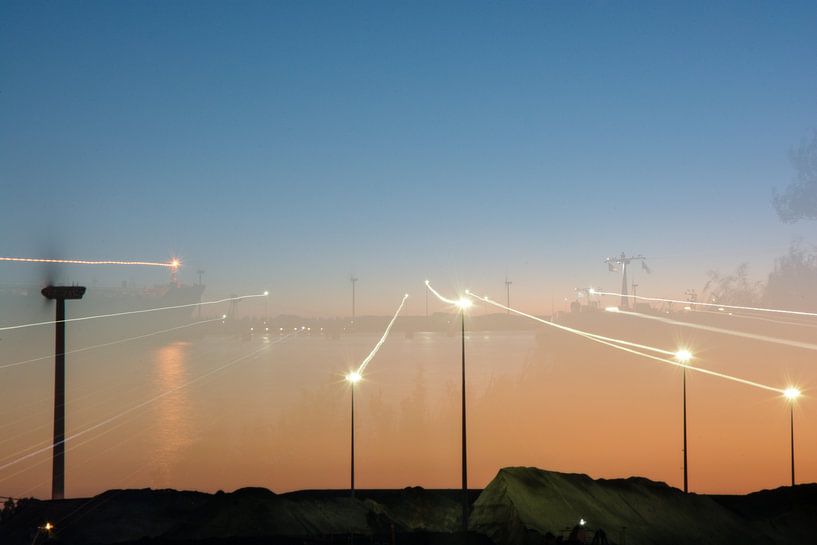 Binnenvaartschepen in de haven van Amsterdam van scheepskijkerhavenfotografie