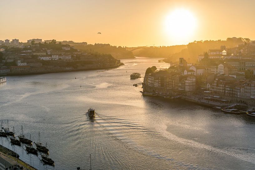 Porto bij zonsondergang. van Joost Potma