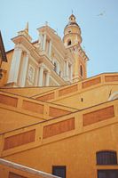 Zonnige trappen naar de basiliek van Menton, Zuid-Frankrijk