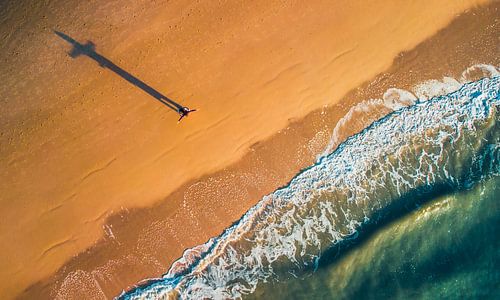 Uitwaaien op het strand.