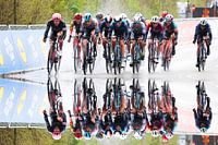 Vrouwen Peloton reflectie in het water Ronde van Vlaanderen