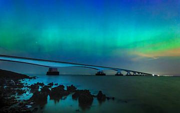 Zeelandbrug bij Noorderlicht (groen en blauw) van Lennart Verheuvel
