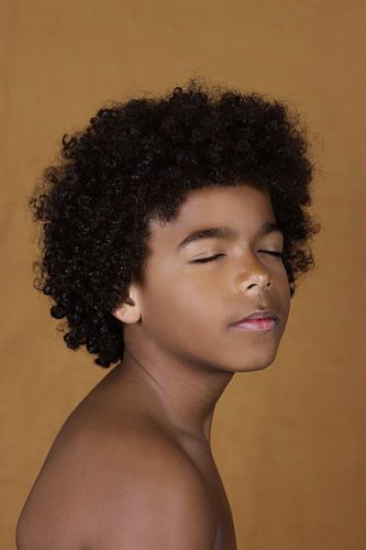 Jongen met ogen dicht