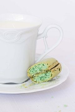 Groen macaron met een kopje melk van Seren Fotografie