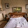 Slaapkamer van een verlaten huis. van Het Onbekende