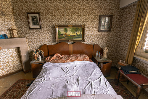 Slaapkamer van een verlaten huis.