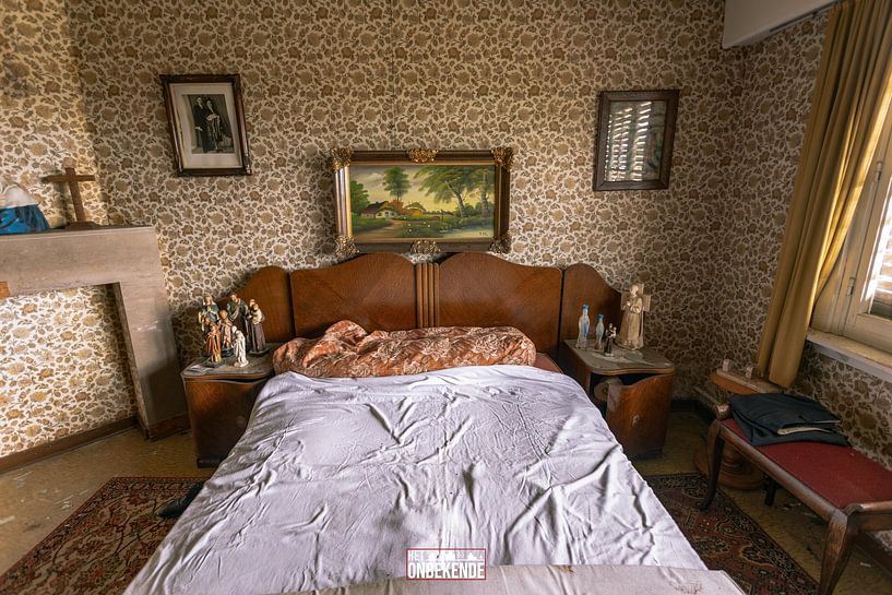 Schlafzimmer eines verlassenen Hauses. von Het Onbekende