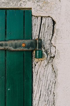 Green hatch with weathered hinge on Île de Ré - France by Oog in Oog Fotografie