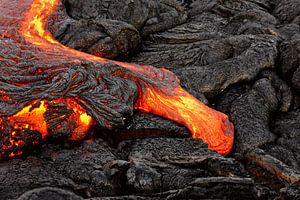 Glühende Lava tritt aus einer Erdspalte aus