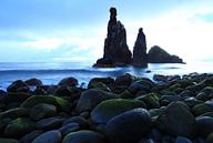 Ilhéus da Ribeira da Janela liggen voor de kust van Madeira. von Jacques van der Neut Miniaturansicht