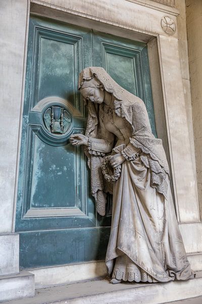 Frau klopft an die Tür von Joost Adriaanse