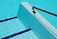 Geometrische Formen im Pool