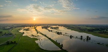 IJssel landschap tijdens zonsondergang van bovenaf gezien van Sjoerd van der Wal Fotografie