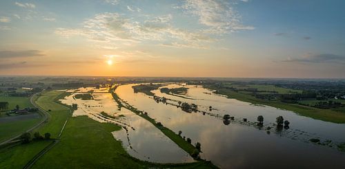 IJssel landschap tijdens zonsondergang van bovenaf gezien