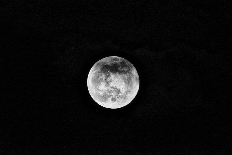 To the Moon by Foto Oger