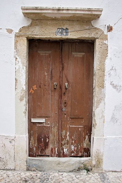 verweerde houten deur van Marianne Bras