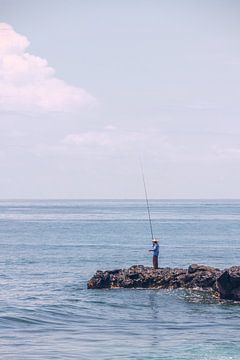 Pêcheur au bord de la mer à Lombok sur Mickéle Godderis