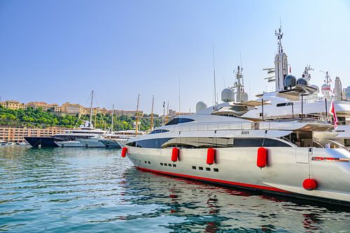 Superjachten in de haven van Monaco tijdens de zomer