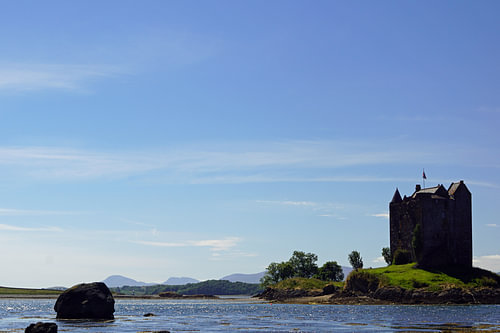 Castle Stalker is een torenhuis ongeveer 2,5 kilometer ten noordoosten van Port Appin