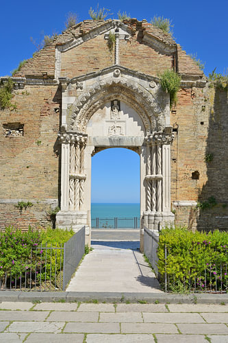 Das historische Portal der Ruine der Kirche San Pietro in Vasto mit Blick auf das blaue Meer