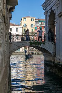 Venedig - eine Gondel fährt auf dem Canal Grande