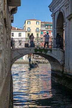 Venise - une gondole navigue sur le Grand Canal sur t.ART