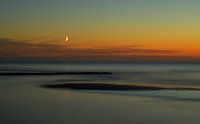 De maansikkel boven het strand in Westerland