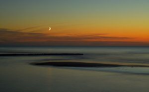 Die Mondsichel über dem Strand von Westerland von Oliver Lahrem