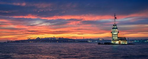 Zonsondergang bij de Meisjestoren in Istanbul