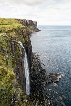 Paysage de Kilt Rock et de Mealt Falls sur l'île de Skye | Photographie de nature en Écosse sur Henrike Schenk