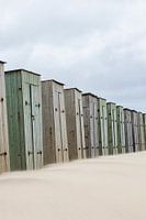 Rij met kleine houten strand huisjes in juliana dorp Noord - Holland.