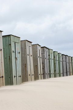 Rij met kleine houten strand huisjes in juliana dorp Noord - Holland. van Marjolein Hameleers