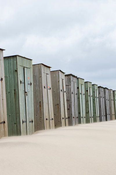 Rij met kleine houten strand huisjes in juliana dorp Noord - Holland. van Marjolein Hameleers