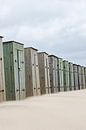 Rij met kleine houten strand huisjes in juliana dorp Noord - Holland. van Marjolein Hameleers thumbnail