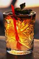 Cocktail in de avond bij de strandbar