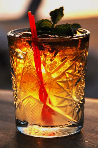 Cocktail in de avond bij de strandbar