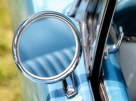 Rétroviseur extérieur d'une voiture ancienne