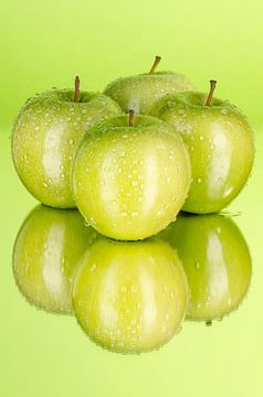 Pommes vertes avec gouttes d'eau - la fraîcheur à l'état pur