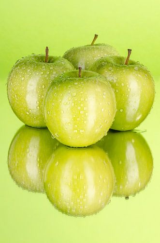 Groene appels met waterdruppels - pure frisheid