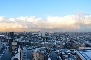 Rotterdam onder een zacht blauwe hemel met sneeuw en zon von Marcel van Duinen